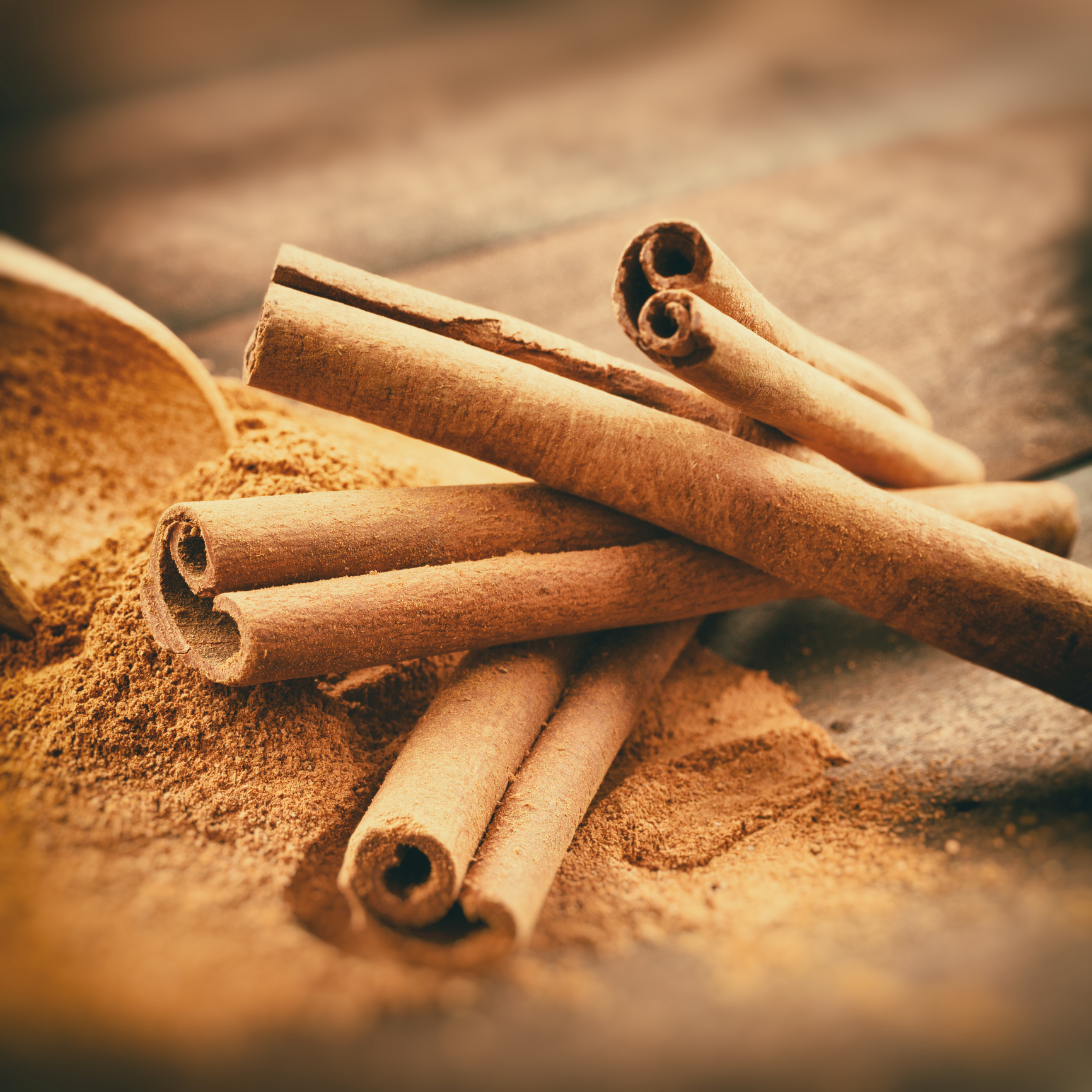 Cinnamon sticks and powder